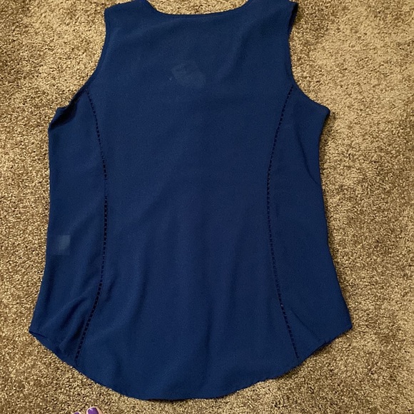 ROSE & OLIVE NAVY BLUE BLOUSE. SIZE M. IT HAS A FLAP OVER THE BUTTONS. V-NECK - Picture 6 of 6